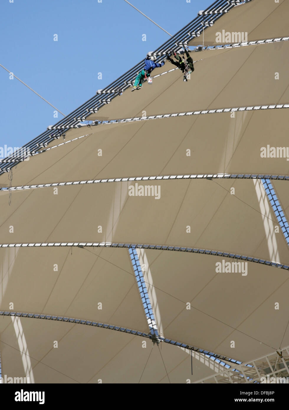 Mitarbeiter setzen Segel oben Moses Mabhida Stadium bringen gebaut für 2010 Fifa World Cup in Durban KwaZulu Natal in Südafrika auf 26 Stockfoto