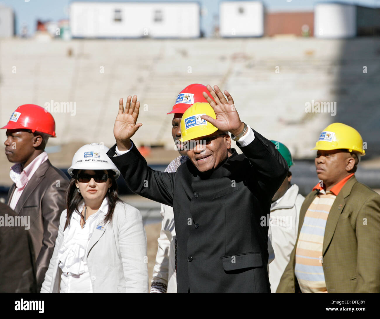 Südafrikas Präsident Jacob Zuma grüßt Bauarbeiter auf Moses Mabhida Stadium für 2010 Fifa World Cup in gebaut Stockfoto