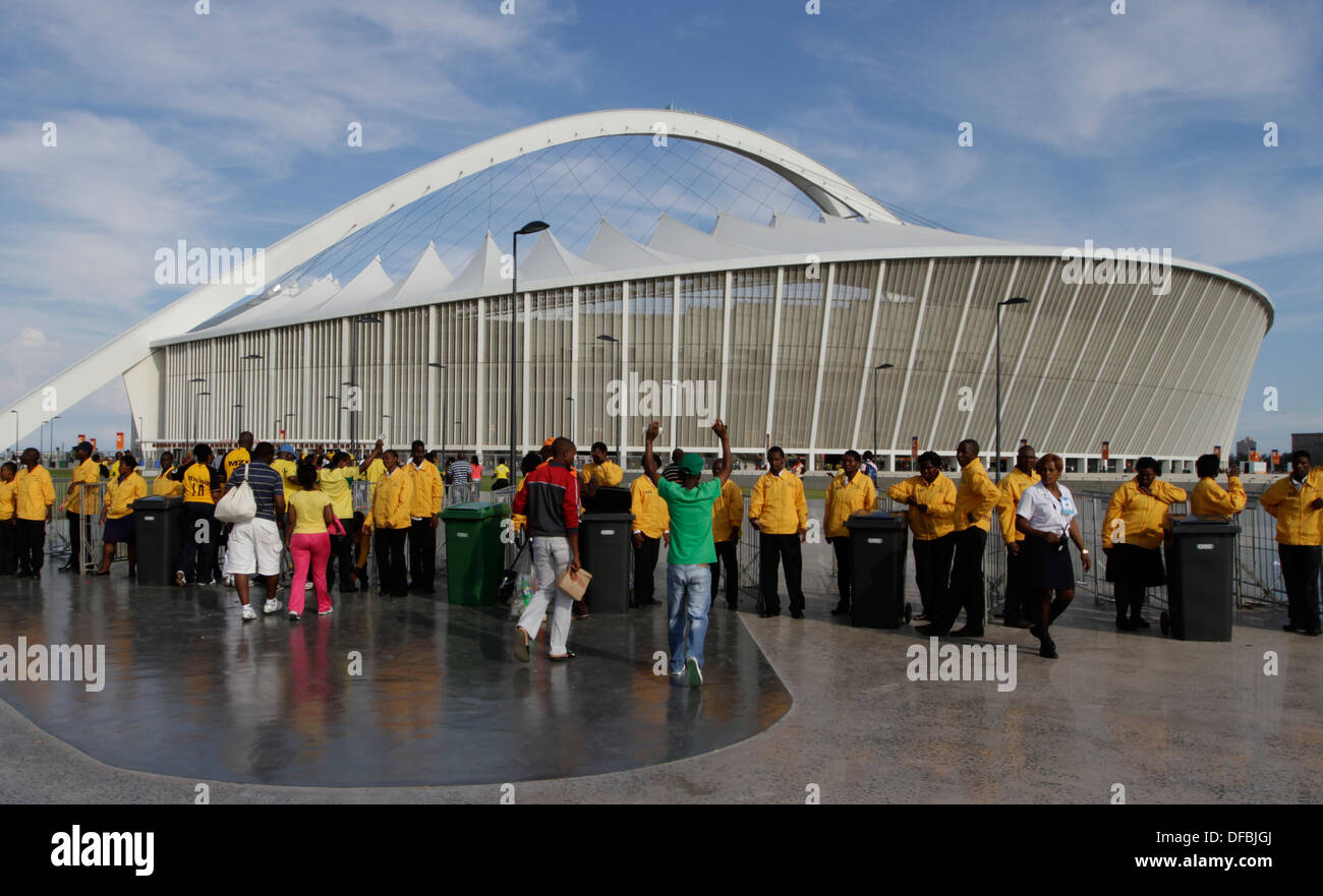 Fußball-Fans werden von Sicherheitsbeamten Voraus überprüft eine Übereinstimmung zwischen Kaizer Chiefs und Orlando Pirates Moses Mabhida Stadium Stockfoto