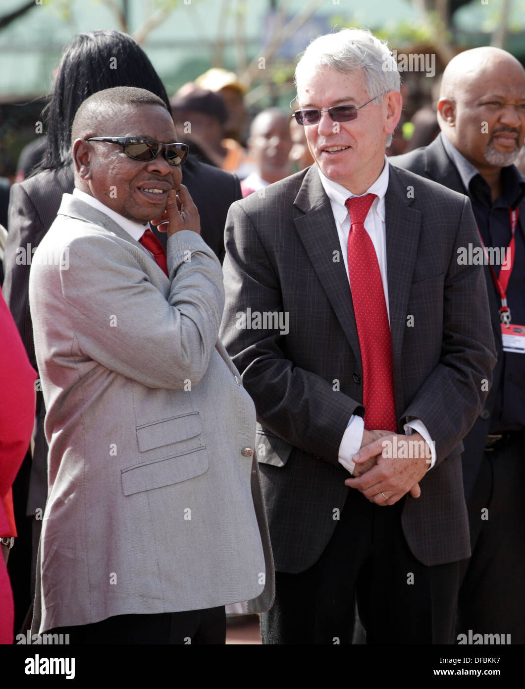 General Secratary South African kommunistische Partei spricht Blade Nzimande mit seinem Stellvertreter Jeremy Cronin starten König Shaka Stockfoto