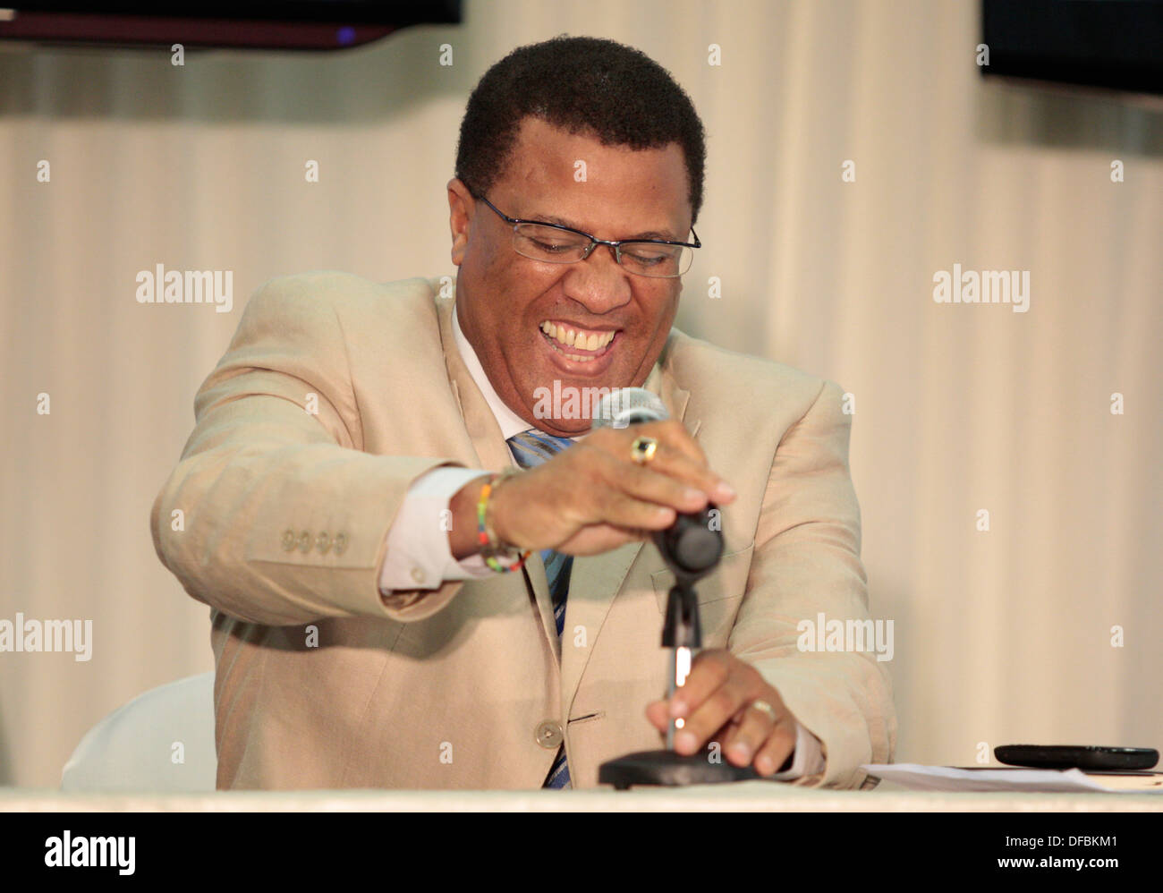 CEO Cricket Südafrika Gerald Majola lacht, als er mit einem Mikrofon während einer Pressekonferenz Moses Mabhida befummelt Stockfoto