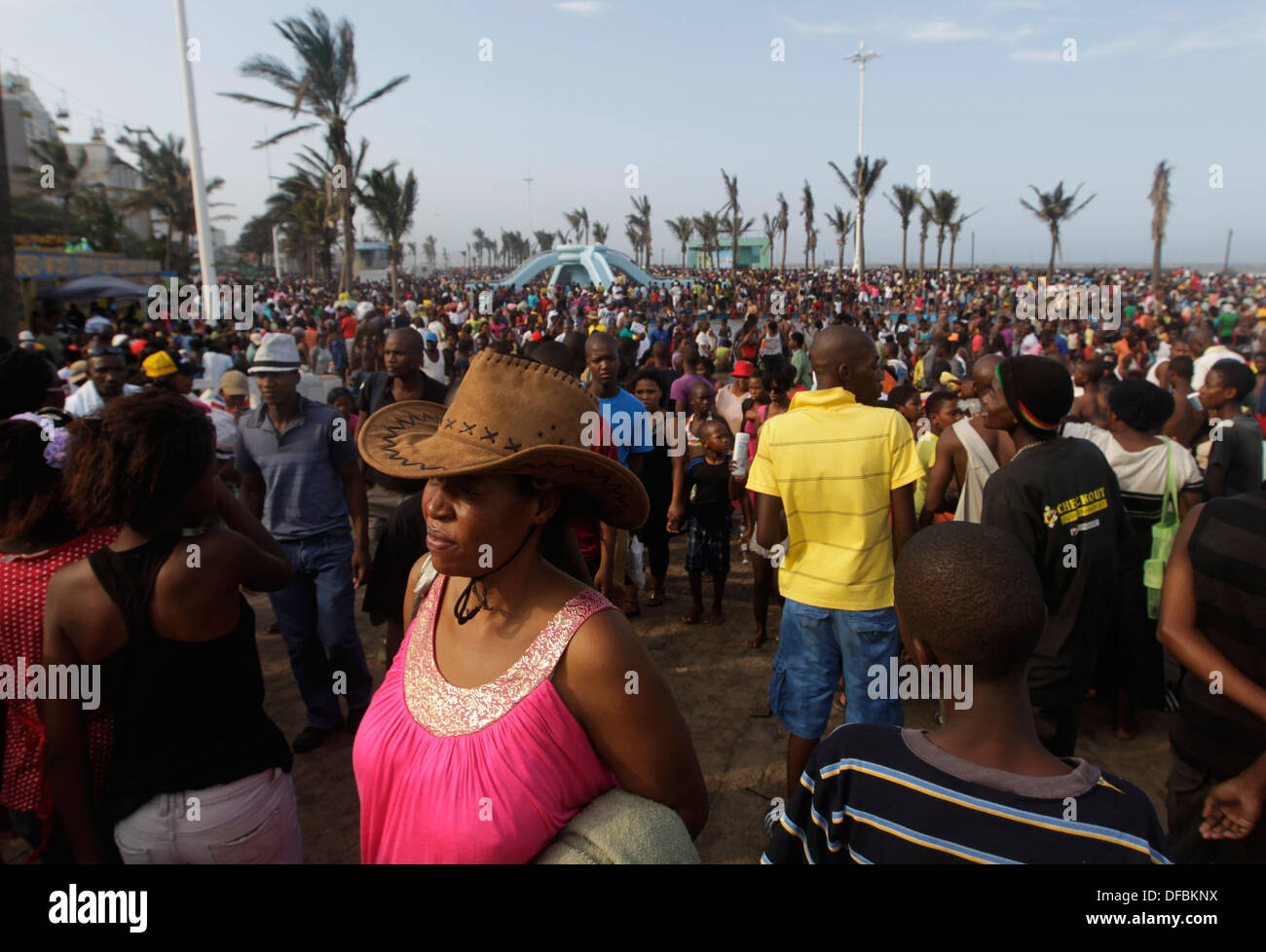 Tausende von Menschen feiern am Strand von Durban, 1. Januar 2011 New Years Day. Rogan Ward © 2011 Stockfoto