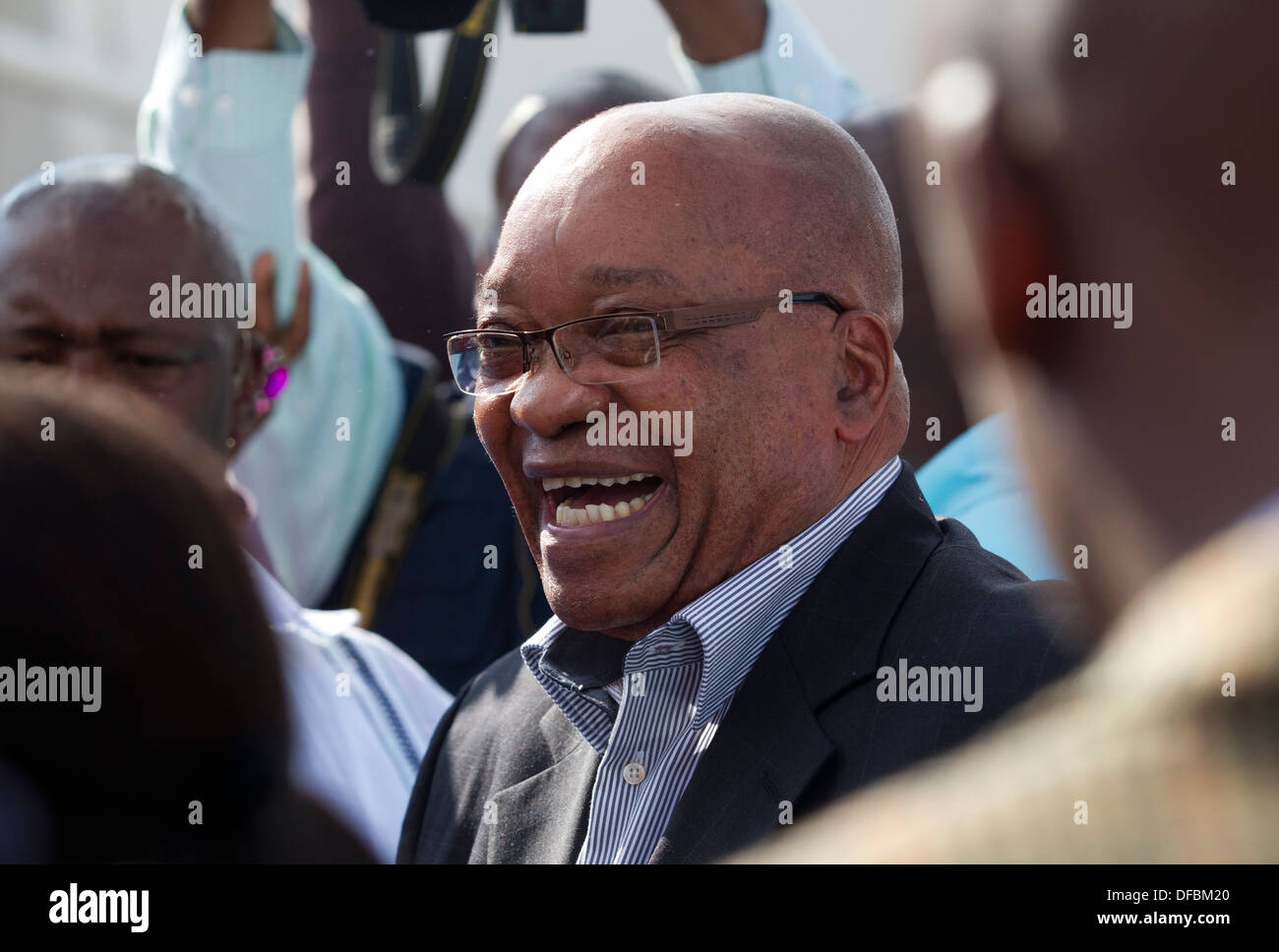 Südafrikas Präsident Jacob Zuma kommt eine Abstimmung Station in der Nähe seiner Nkandla Gehöft während Katz-und-Maus-Spiel Wahlen 18. Mai 2011 © Stockfoto