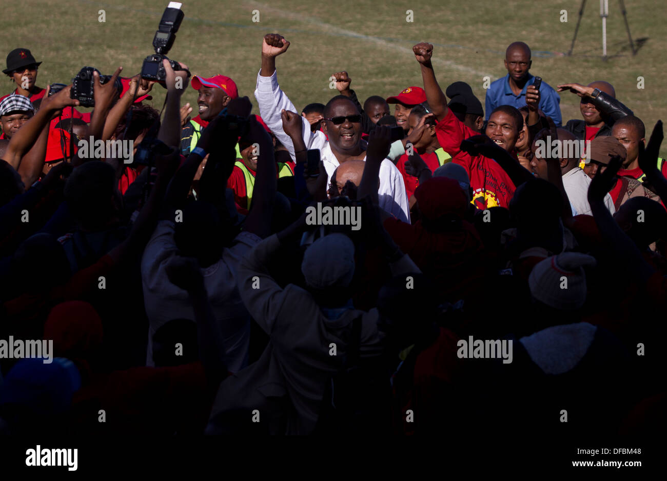 Gewerkschaftsmitglieder grüßen COSATU Zwelinzima Vavi während einem NUMSA (en) Rallye Currys Brunnen in Durban als Teil der Gewerkschaften 25. Stockfoto