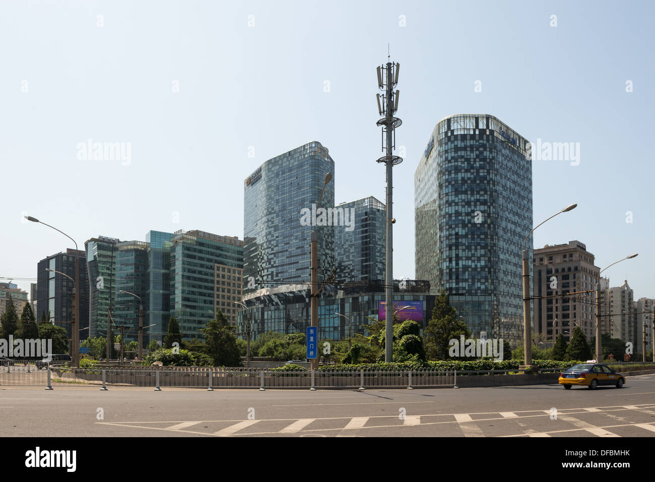 Beijing, Dongzhimen Qiao. Über den Osten überqueren 2. Ringstraße in die Dongzhimen zu überbrücken, mit Blick auf Raffles City. Stockfoto
