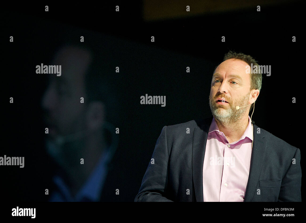 26. September 2013 spricht Jyväskylä, Finnland Jimmy Wales, Gründer von Wikipedia, auf dem Nordic Business Forum Seminar Shoja Lak Stockfoto