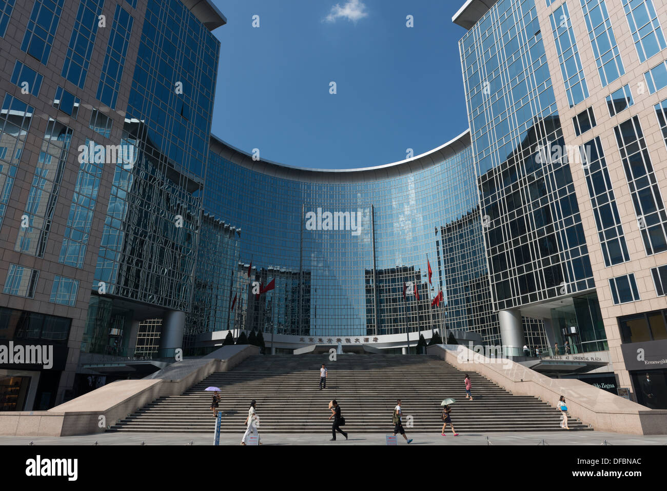 Beijing, Chang Avenue. Blick auf Oriental Plaza; entworfen von der P- & T-Gruppe. Stockfoto