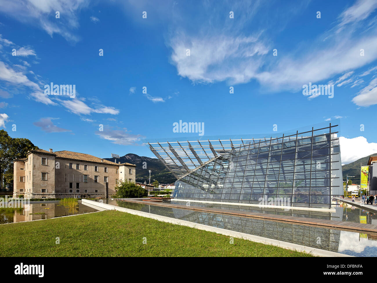 MUSE Wissenschaftsmuseum, Trentino, Italien. Architekt: Renzo Piano Building Workshop, 2013. Palazzo Delle Albere und Museum gegenüberstellen Stockfoto