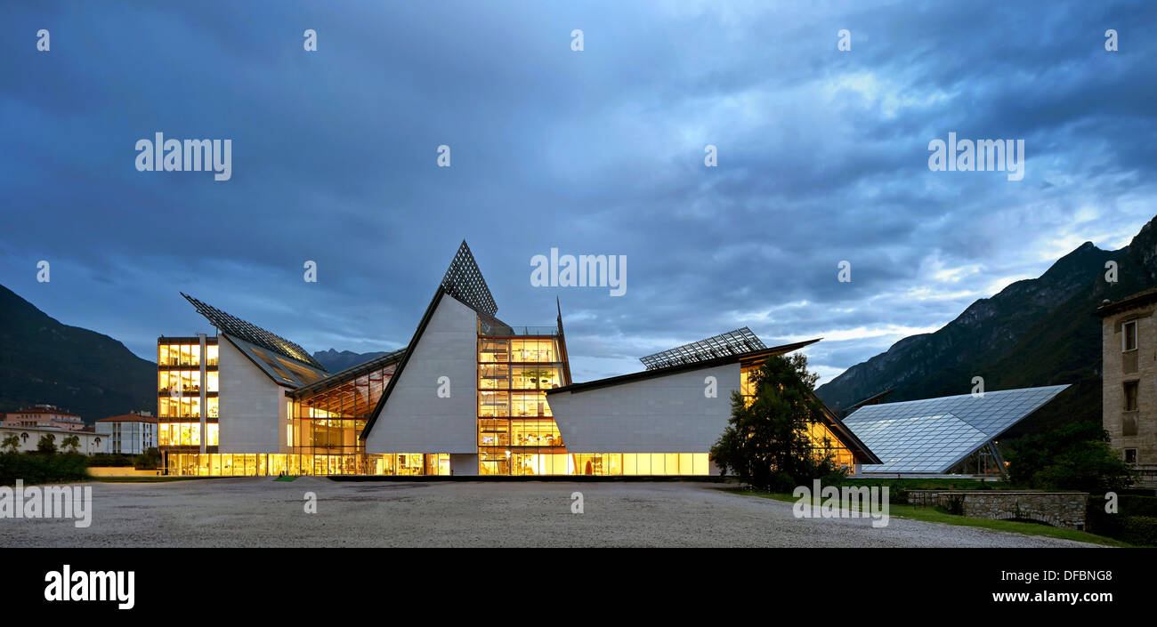 MUSE Wissenschaftsmuseum, Trentino, Italien. Architekt: Renzo Piano Building Workshop, 2013. Panorama Südansicht mit Leuchten Stockfoto