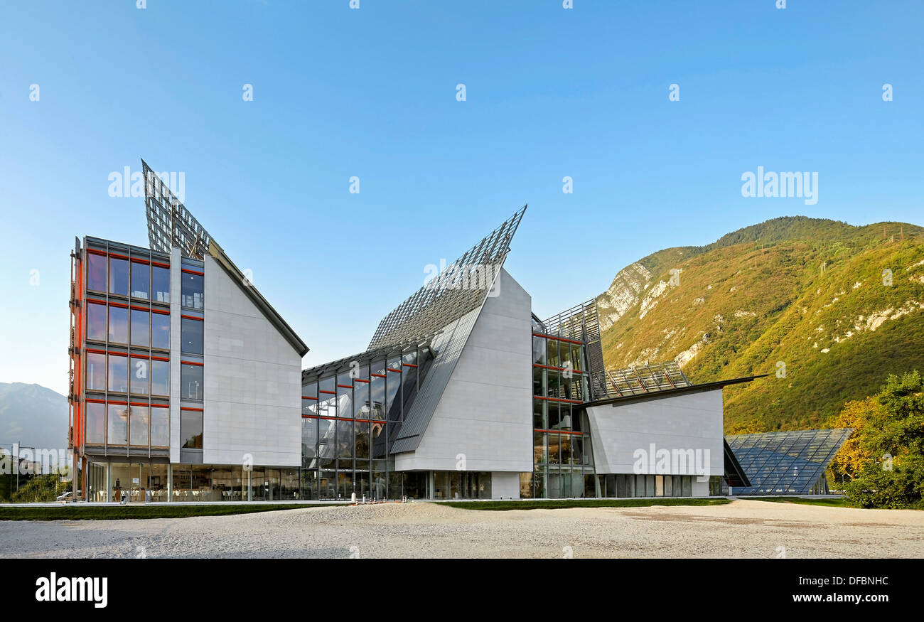 MUSE Wissenschaftsmuseum, Trentino, Italien. Architekt: Renzo Piano Building Workshop, 2013. Allgemeine Südansicht. Stockfoto