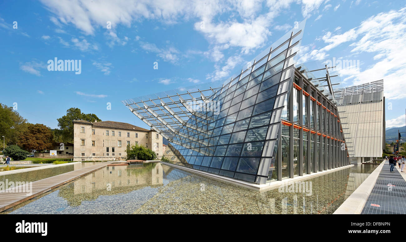 MUSE Wissenschaftsmuseum, Trentino, Italien. Architekt: Renzo Piano Building Workshop, 2013. Gegenüberstellung von eckigen Fassade Verglasung, Stockfoto