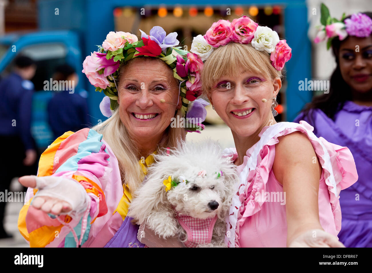 Maibaum-Tänzer, Pearly Kings und Queens Gesellschaft Harvest Festival, London, England Stockfoto