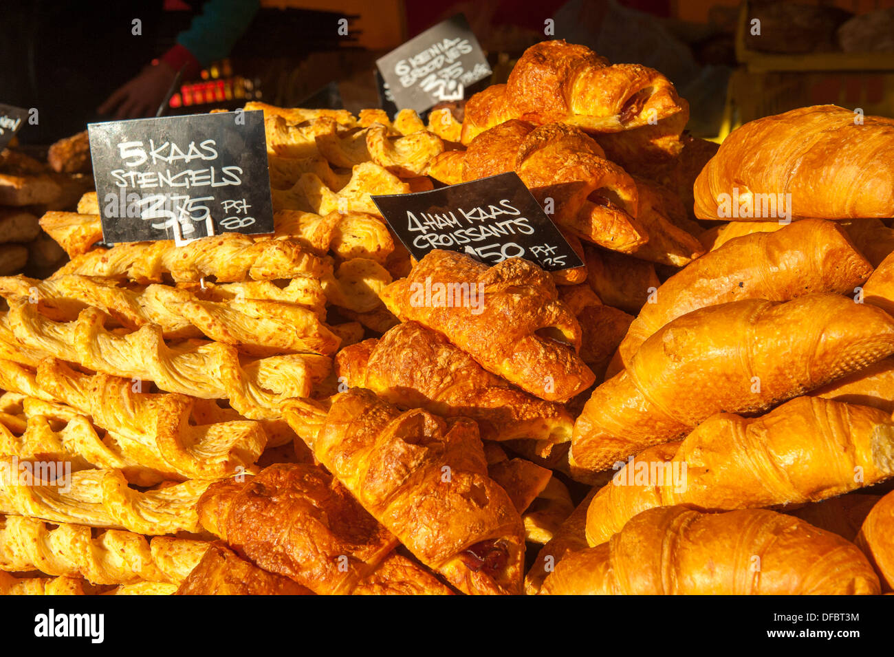 Croissants und holländischen Kaas Stengels verkauft auf dem Markt in Amersfoort, Niederlande Stockfoto