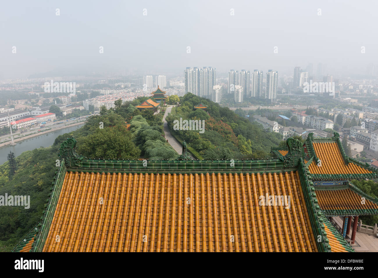 Yuejiang Lou, Nanjing, China. Dach der Yuejiang Lou mit Blick auf die TheLion Hügel und die Skyline von Nanjing. Stockfoto