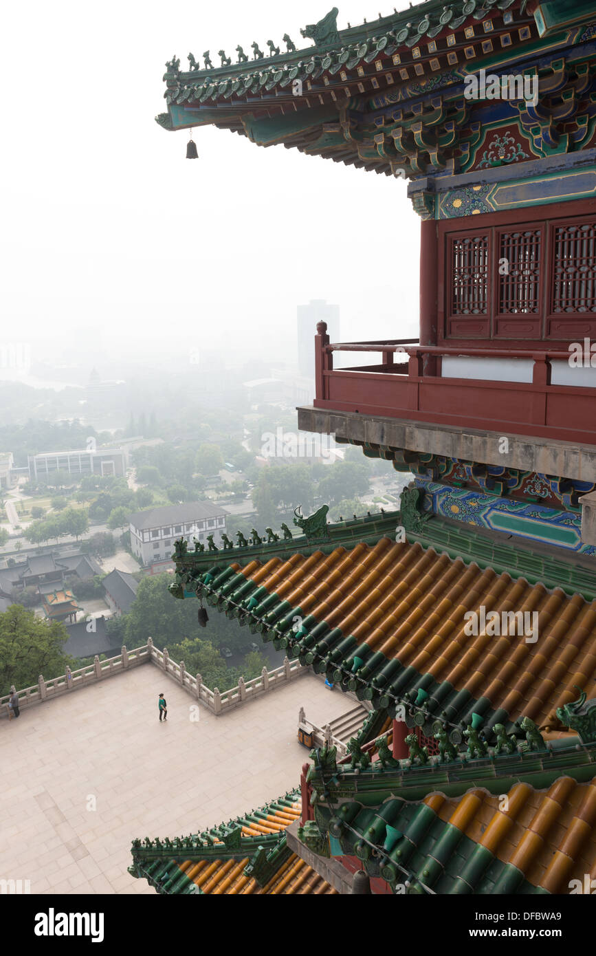 Yuejiang Lou, Nanjing, China. Detail der Yuejiang Lou mit Blick auf die Skyline einer nebligen Nanjing. Stockfoto
