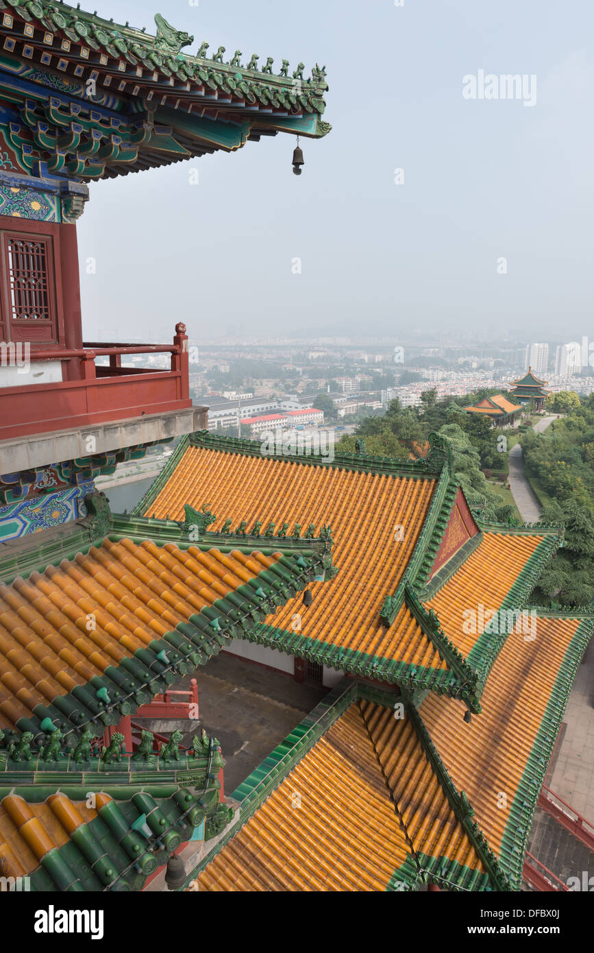 Yuejiang Lou, Nanjing, China. Detail der Yuejiang Lou mit Blick auf die Skyline einer nebligen Nanjing. Stockfoto