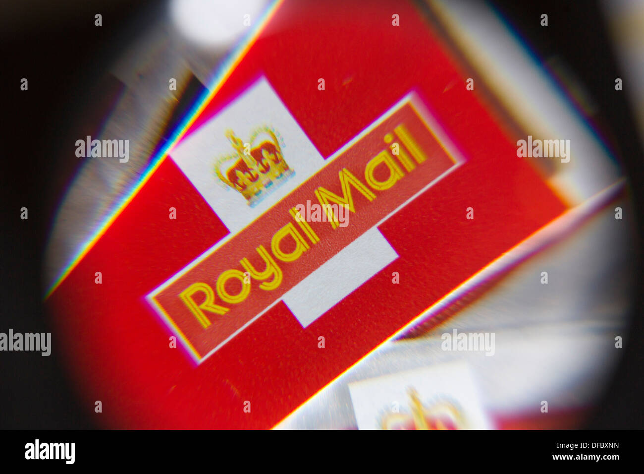 Vereinigtes Königreich, London: Ein Bild zeigt Bücher von Royal Mail First Class Briefmarken durch ein Vergrößerungsglas. 12. September 2013. Stockfoto