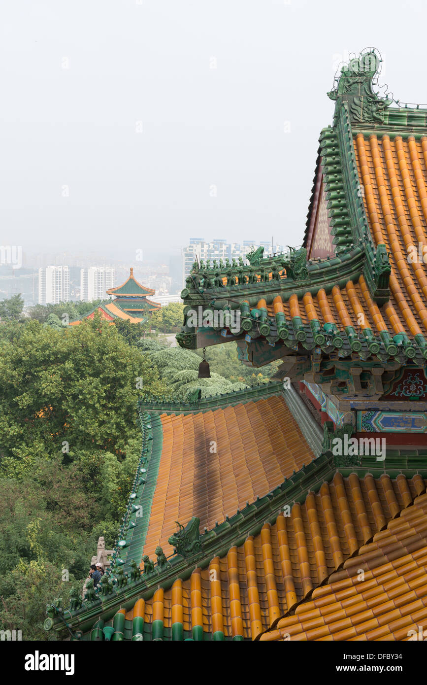 Yuejiang Lou, Nanjing, China. Detail der Yuejiang Lou mit Blick auf den Lion Hill und einer nebligen Nanjing Skyline. Stockfoto
