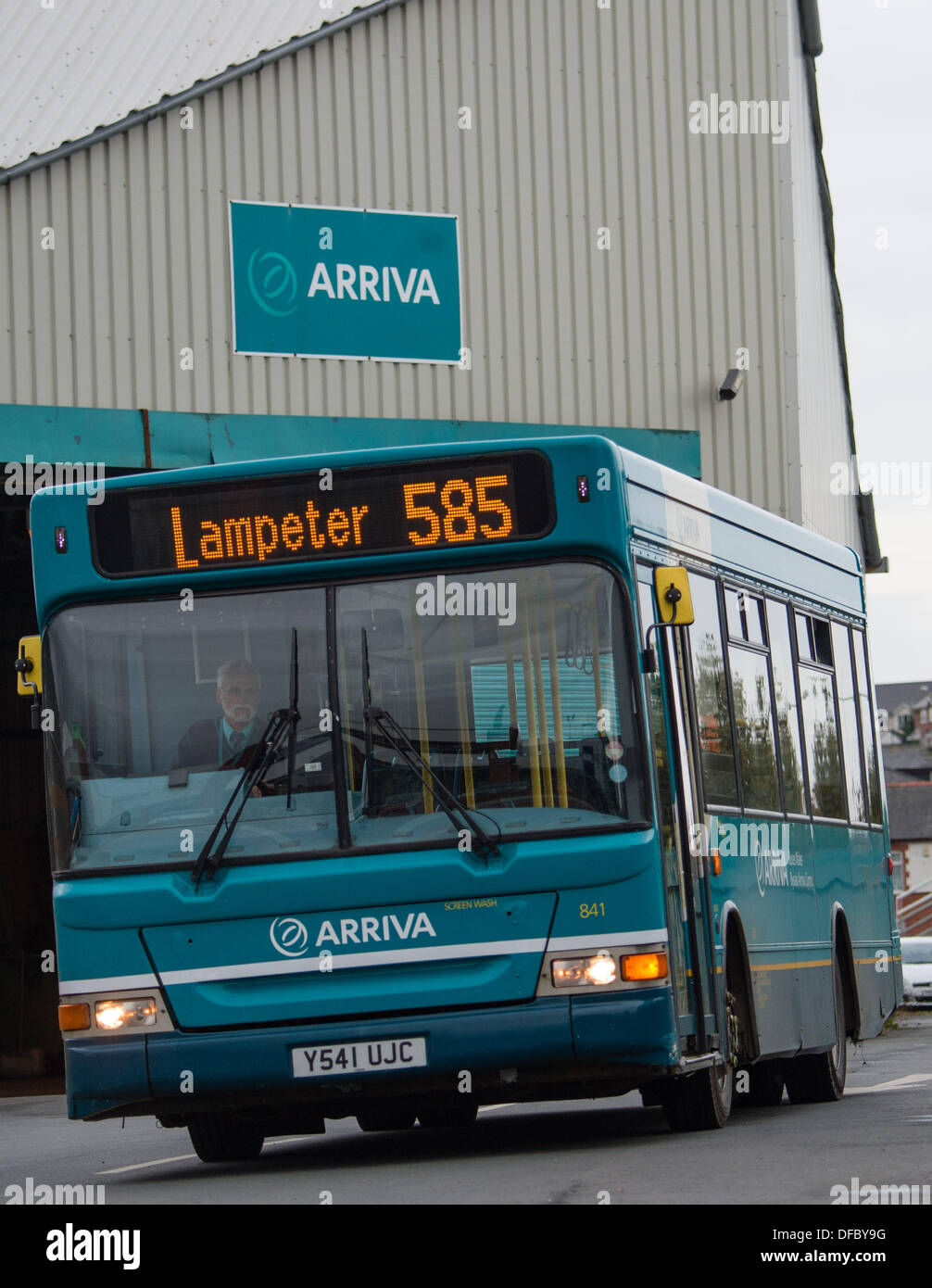 Aberystwyth Wales UK, sagte 2. Oktober 2013 In einer überraschenden Ankündigung Arriva Busse Wales, dass es aus 6 Routen in und um Aberystwyth, führt die Schließung der lokale Bus-Depot und Werkstätten in den umliegenden Ortschaften vom 21. Dezember dieses Jahres zieht. Die axing der Dienste führt zu Verlust von 46 Arbeitsplätzen. Arriva Busse Wales Schuld ÖPNV-Kosten für Treibstoff und Finanzierung. "Den letzten Netzwerkprüfung geführt hat uns zu der Annahme, dass aktuelle Dienstleistungen in diesem Bereich nicht, trotz unserer besten Bemühungen weiter," sagte das Unternehmen in einer Erklärung. Bildnachweis: Keith Morris/Alamy Live-Nachrichten Stockfoto