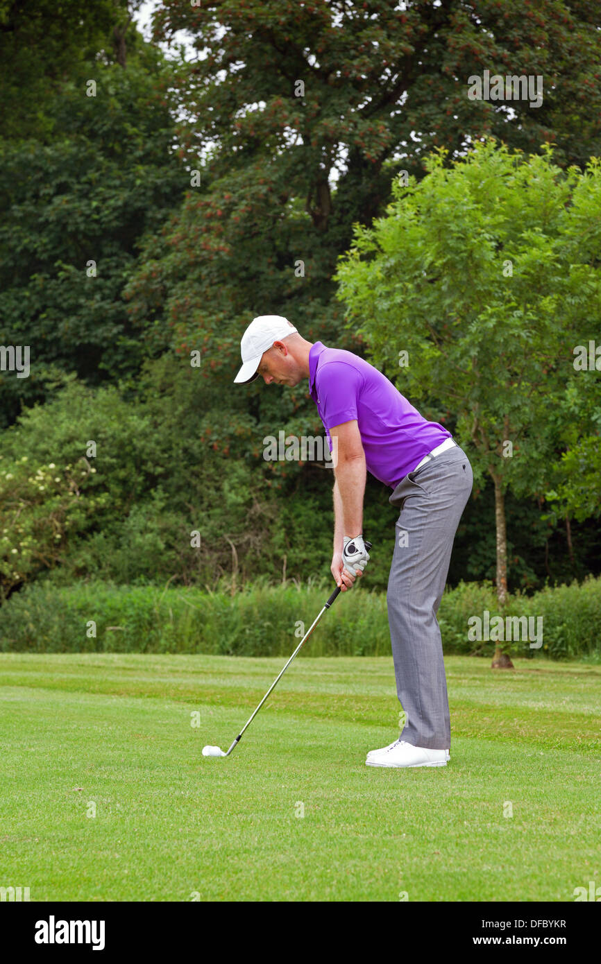 Foto eines Golfers Adressierung den Ball und spielt einen Keil shot ins Grüne. Serie von fünf im Set. Stockfoto