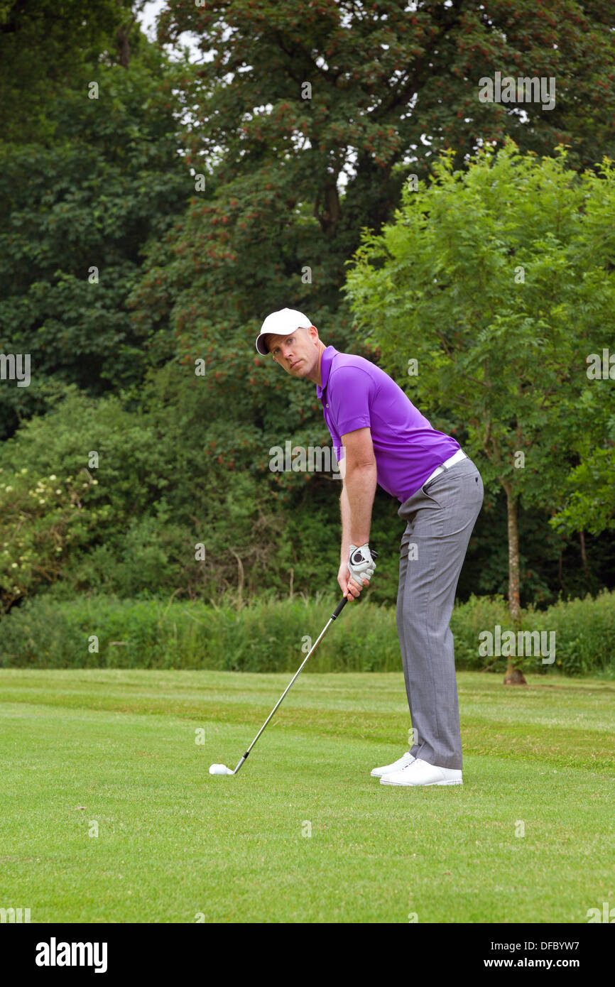 Foto eines Golfers Adressierung den Ball und spielt einen Keil shot ins Grüne. Serie von fünf im Set. Stockfoto