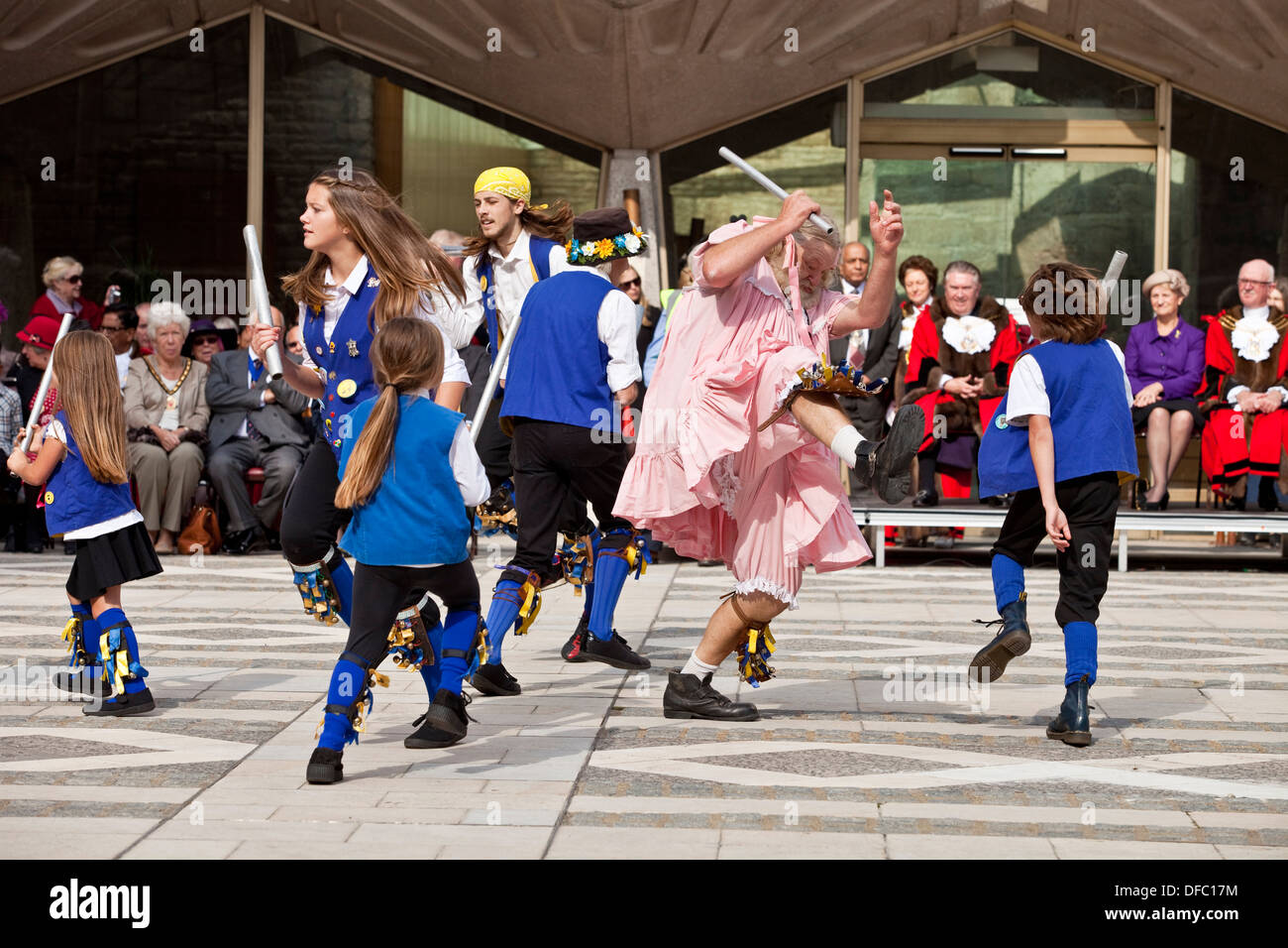 Morris-Gruppe erklingt in der Pearly Kings und Queens Gesellschaft Erntedankfest, London, England Stockfoto