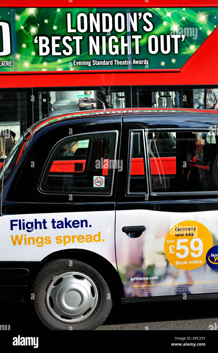 London, England, Vereinigtes Königreich. Werbung auf den Seiten ein Bus und ein taxi Stockfoto