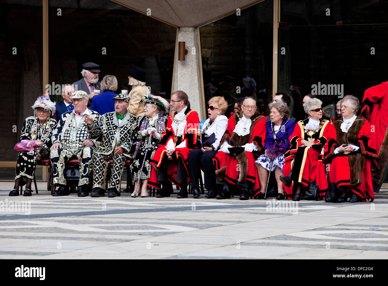 Pearly Kings und Queens und London Bürgermeister, Erntefest, London, England Stockfoto