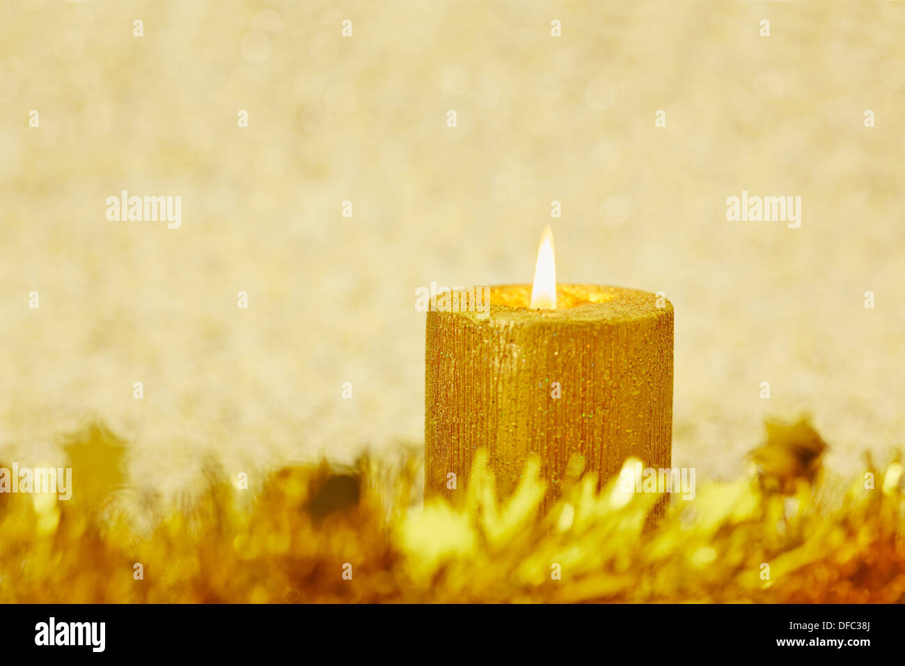 Weihnachtskerze mit goldenem Hintergrund und Kopie Stockfoto