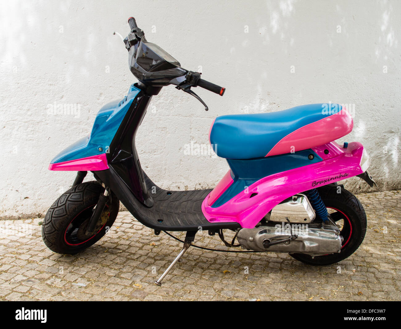 Pink motor scooter -Fotos und -Bildmaterial in hoher Auflösung – Alamy