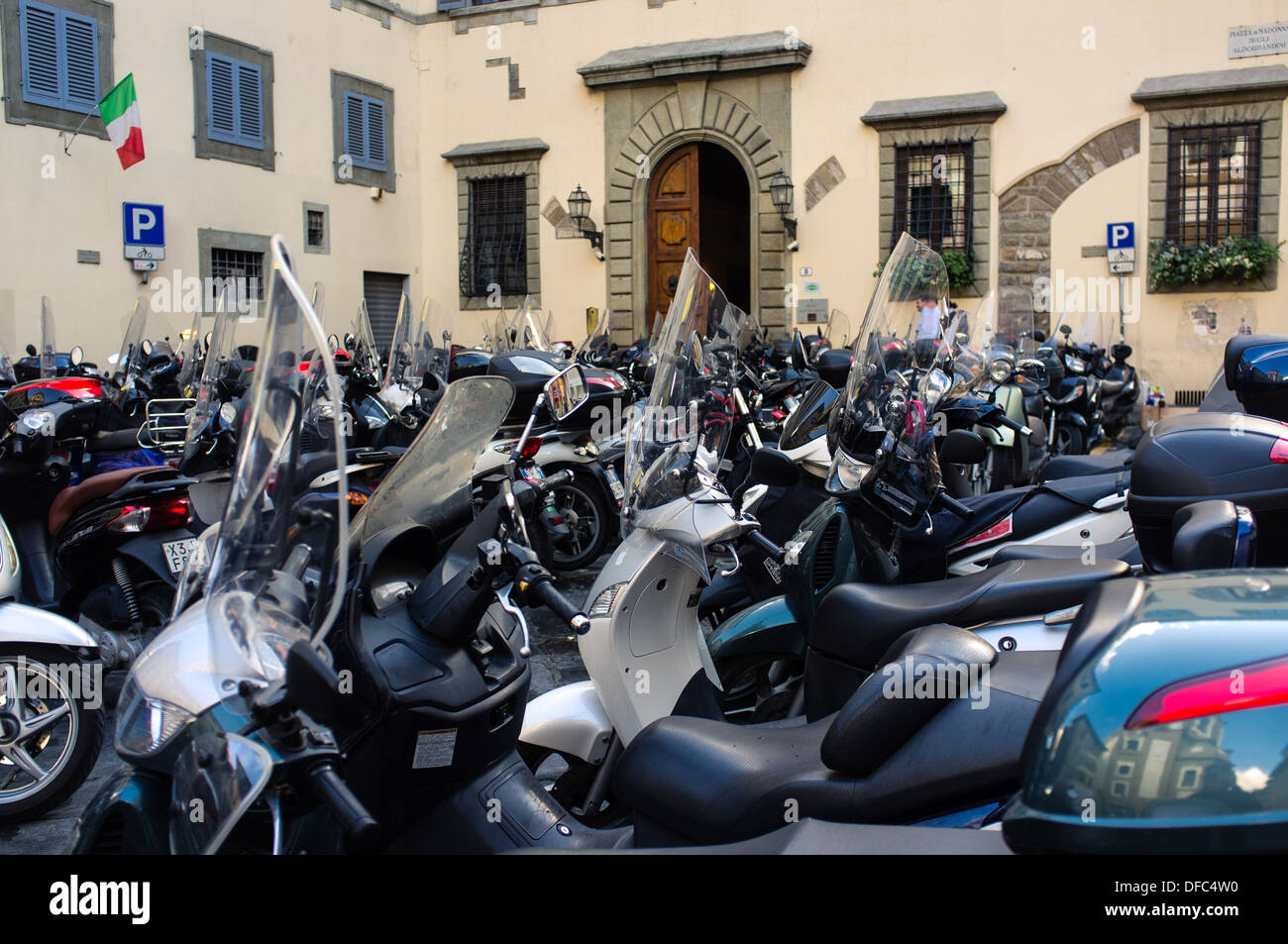 Roller geparkt in Florenz, Italien Stockfoto
