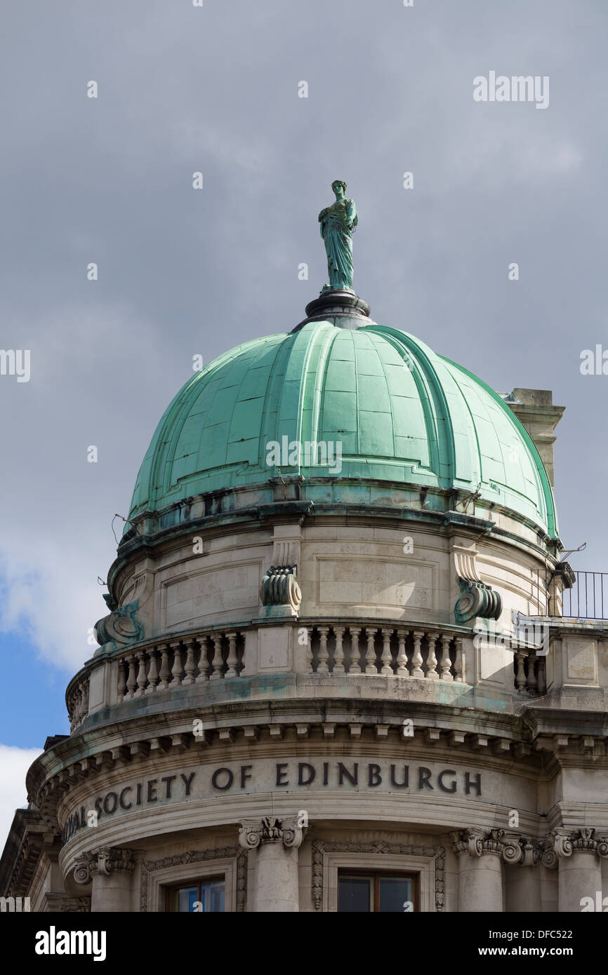 Die Royal Society of Edinburgh 19 Gebäude, George Street, Edinburgh, Schottland; Skulptur, Vorsicht an der Spitze Stockfoto