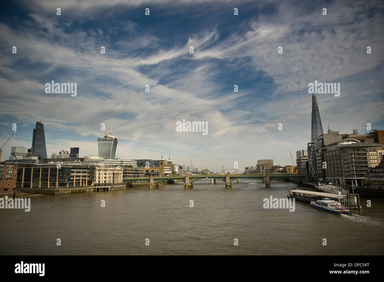 Blick entlang der Themse, die Millennium Bridge, London, UK Stockfoto