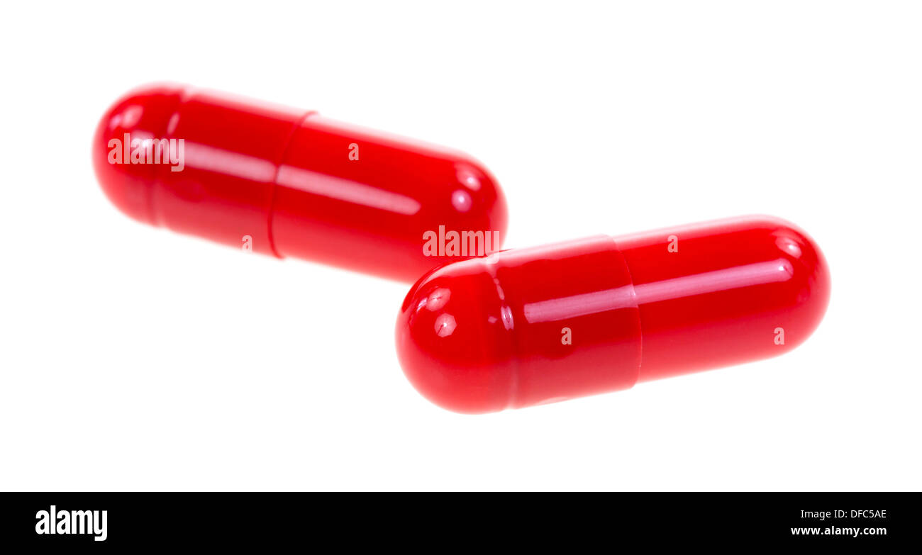 Zwei rote antibiotische Kapseln auf weißem Hintergrund. Stockfoto