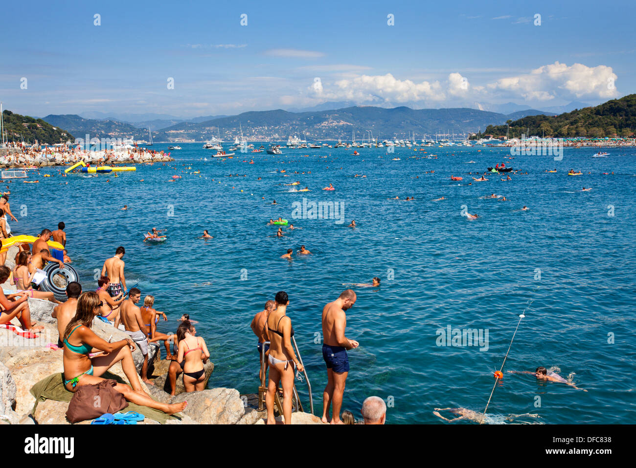 Schwimmer auf der Piscina Naturale Veranstaltung zwischen Porto Venere und Insel Palmaria geschlossen Seeverkehr Ligurien Italien Stockfoto
