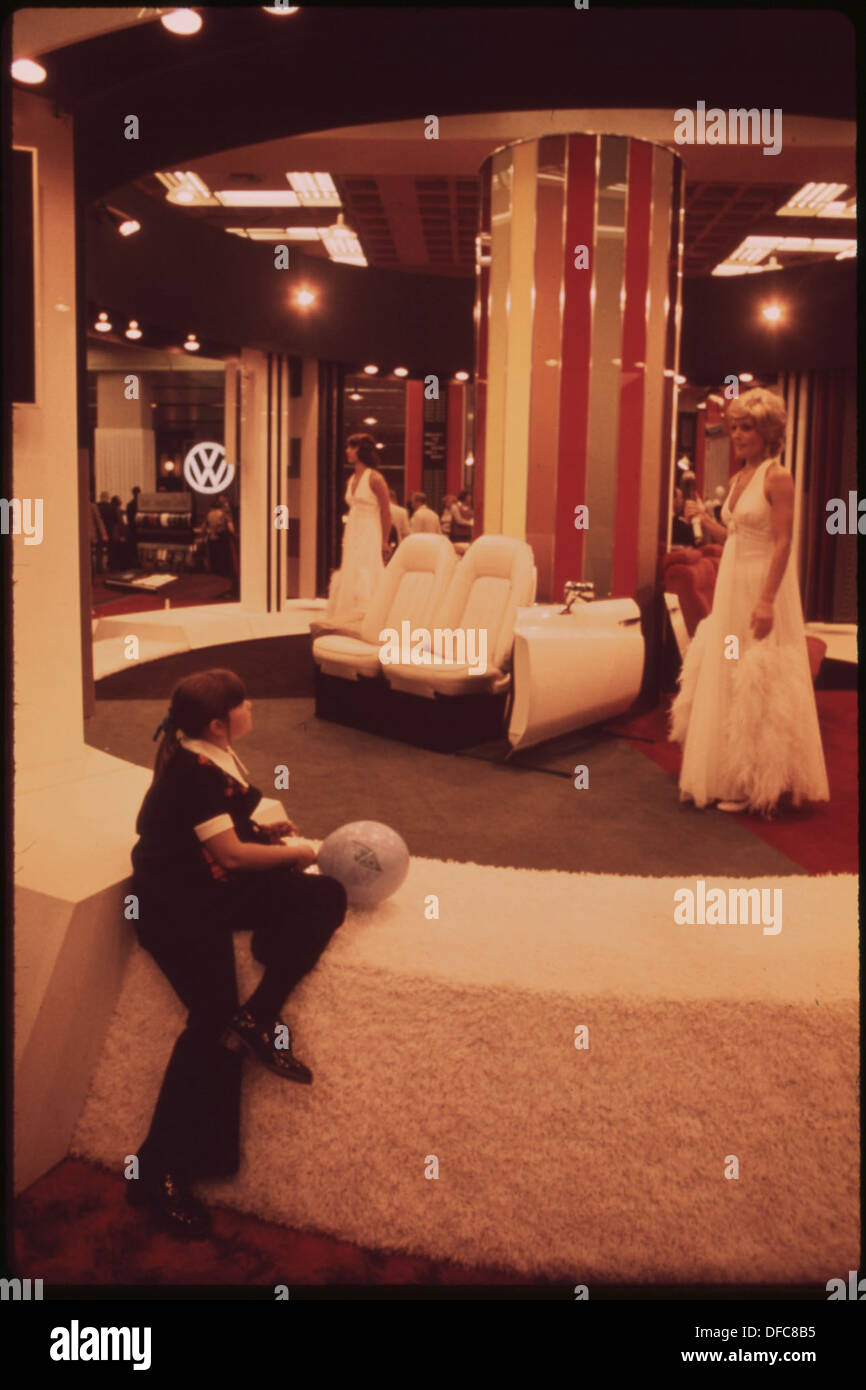 Das New York Coliseum am Columbus Circle veranstaltete eine Automobilausstellung, in der die neuesten Automodelle und Innovationen vorgestellt wurden. Diese Veranstaltung war ein wichtiger Teil der Automobilkultur und -Industrie der Stadt. Stockfoto