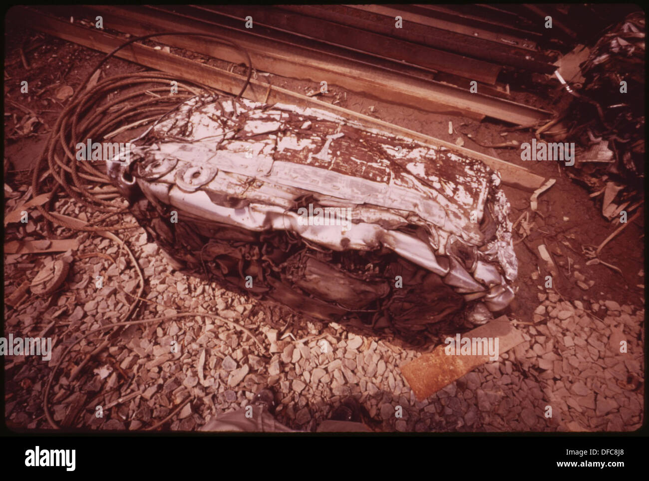 Dieses Bild zeigt eine Schrottanlage, die das Recycling von Autos in großem Maßstab zeigt und den industriellen Prozess der Fahrzeugstilllegung unterstreicht. Stockfoto