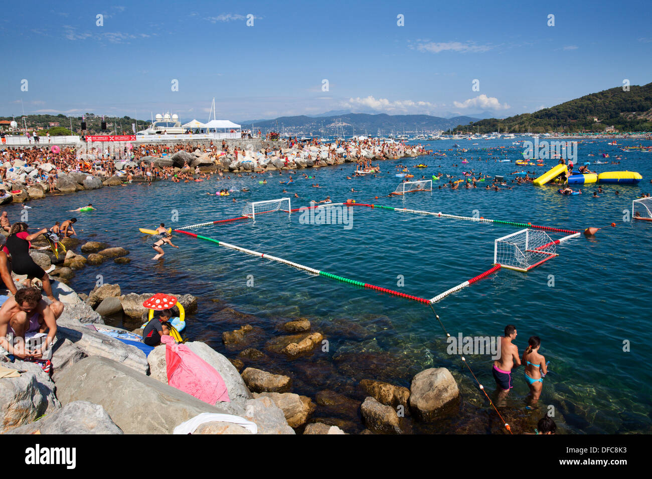 Wasserspiele auf der Piscina Naturale Veranstaltung zwischen Porto Venere und Insel Palmaria geschlossen Seeverkehr Ligurien Italien Stockfoto