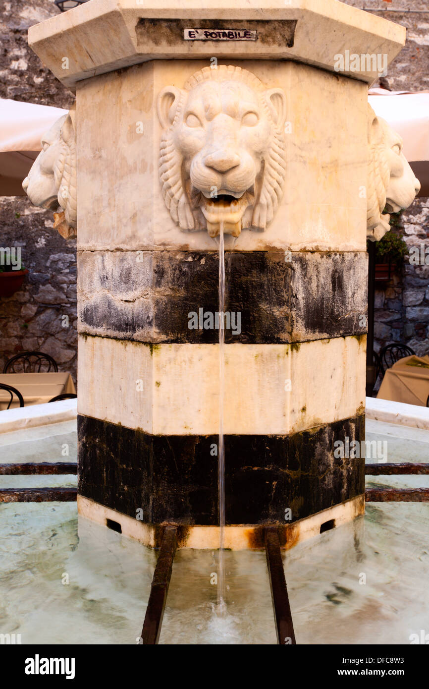 Trinkwasser Brunnen in einem Quadrat auf über Capellini in Porto Venere Ligurien Italien Stockfoto