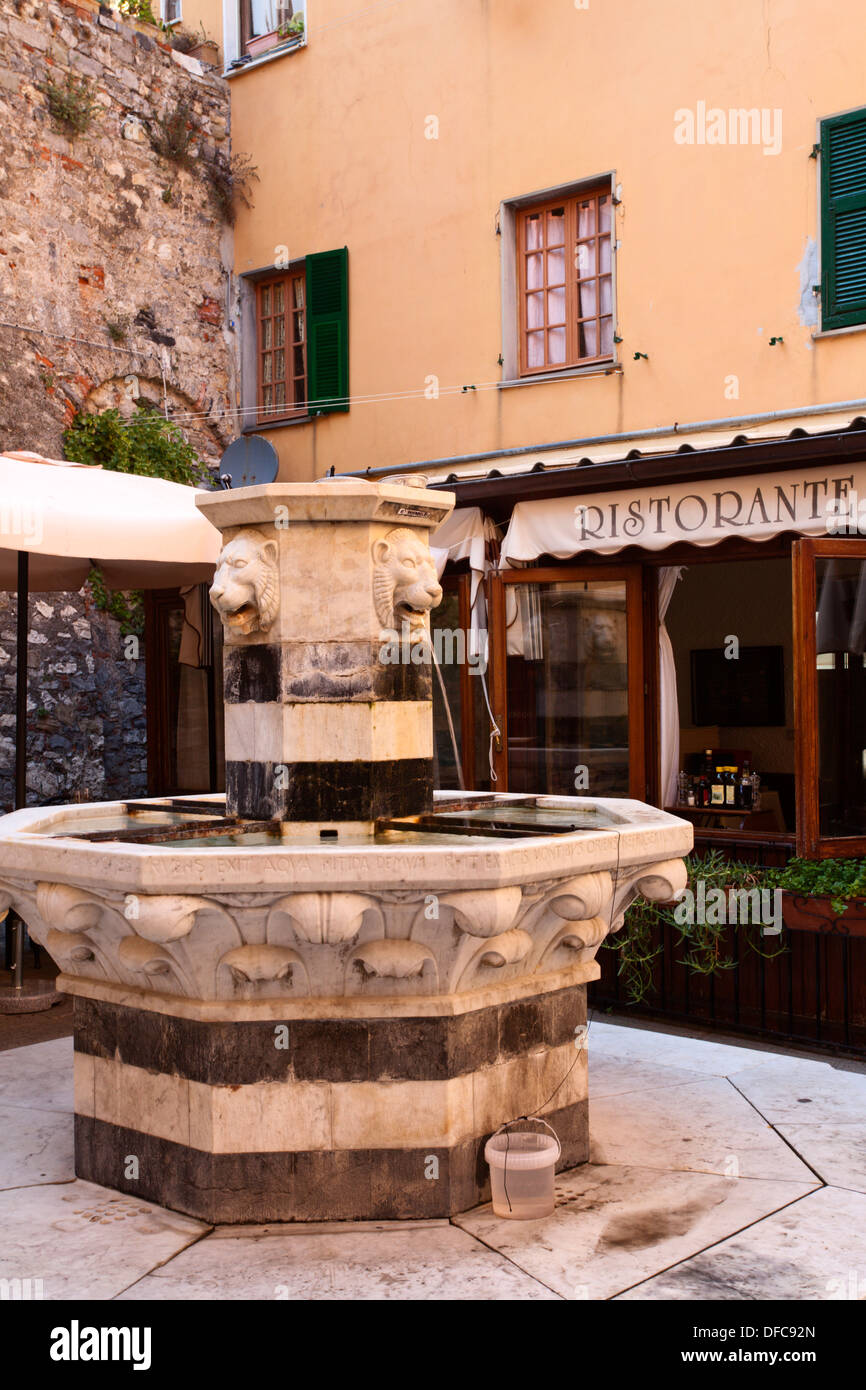 Trinkwasser Brunnen in einem Quadrat auf über Capellini in Porto Venere Ligurien Italien Stockfoto