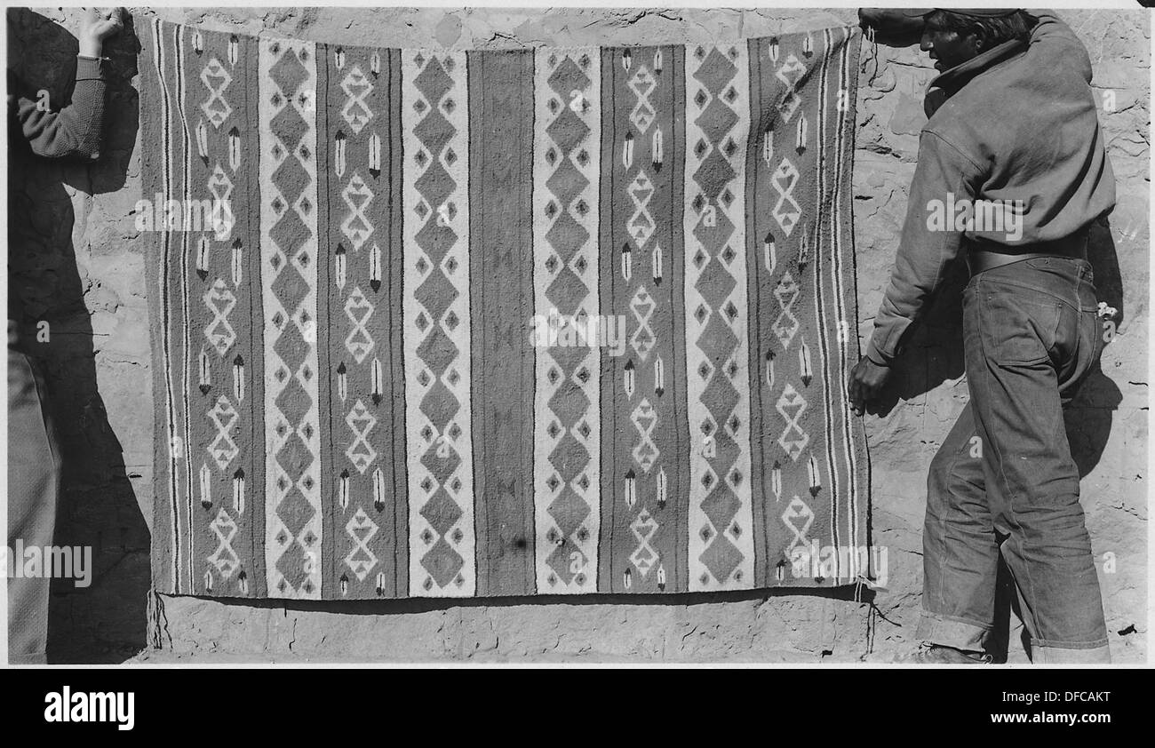 Eine traditionelle Navajo-Decke oder ein Auto-Sitzüberwurf, hergestellt aus einheimischen Farben, die 1933 bei der Southern Navajo Agency erstellt wurden. Diese handgewebten Textilien spiegeln die künstlerischen Traditionen der Navajo wider. Stockfoto
