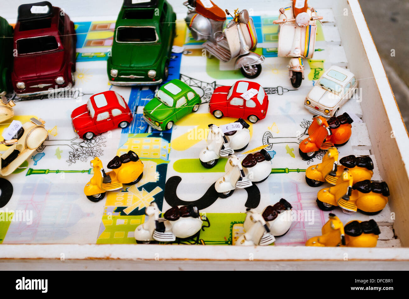 Spielzeug-Autos und Motorroller - Lucca, Italien Stockfoto