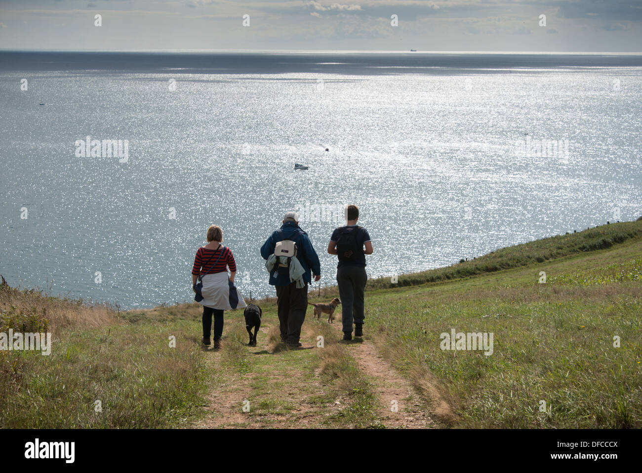 Spaziergänger genießen die Südwestküste Fußweg an der Jurassic Küste in East Devon nahe Budleigh Salterton mit Hunden. Stockfoto