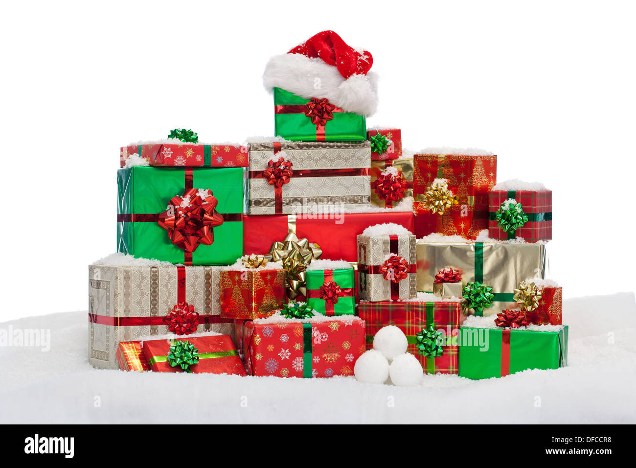 Ein Stapel von Geschenk verpackt Weihnachtsgeschenke auf Schnee, auf dem weißen Hintergrund isoliert. Stockfoto