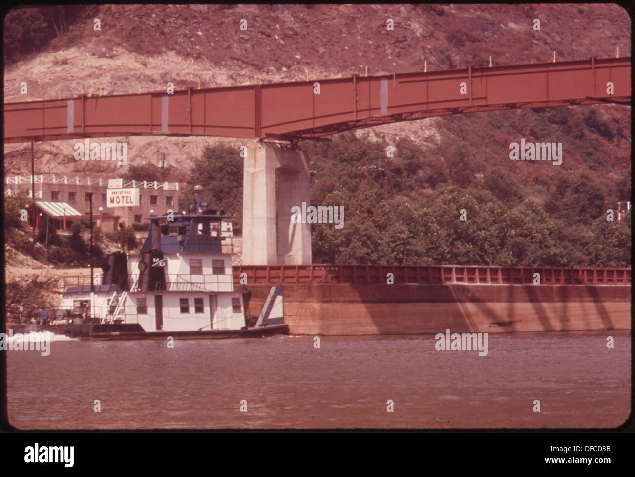 BARGE PÄSSE UNTER BRÜCKE, DER INTERSTATE 77 MIT DER WEST VIRGINIA TURNPIKE 551150 VERKNÜPFT Stockfoto