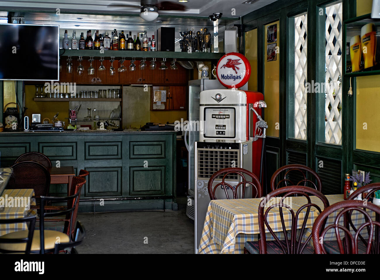 Café Interior. Uriges Café im Land mit mobiler Benzinpumpe, die in einen kühlen Luftspender umgewandelt wird. England Großbritannien Stockfoto