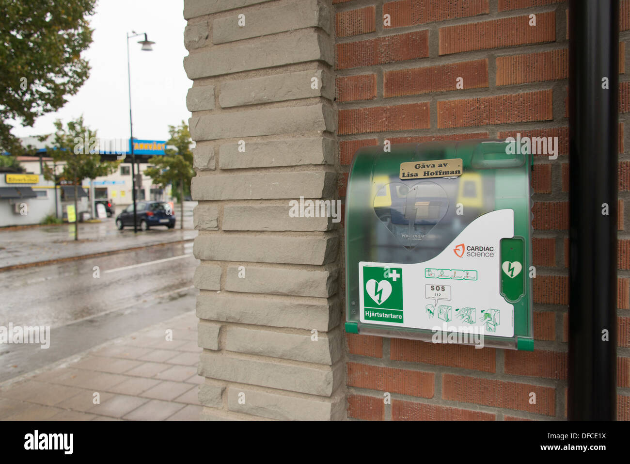 Eine privat finanzierte Heartstarter Defibrillator an einer Ecke der Kleinstadt Hemse auf der Insel Gotland in Schweden Stockfoto