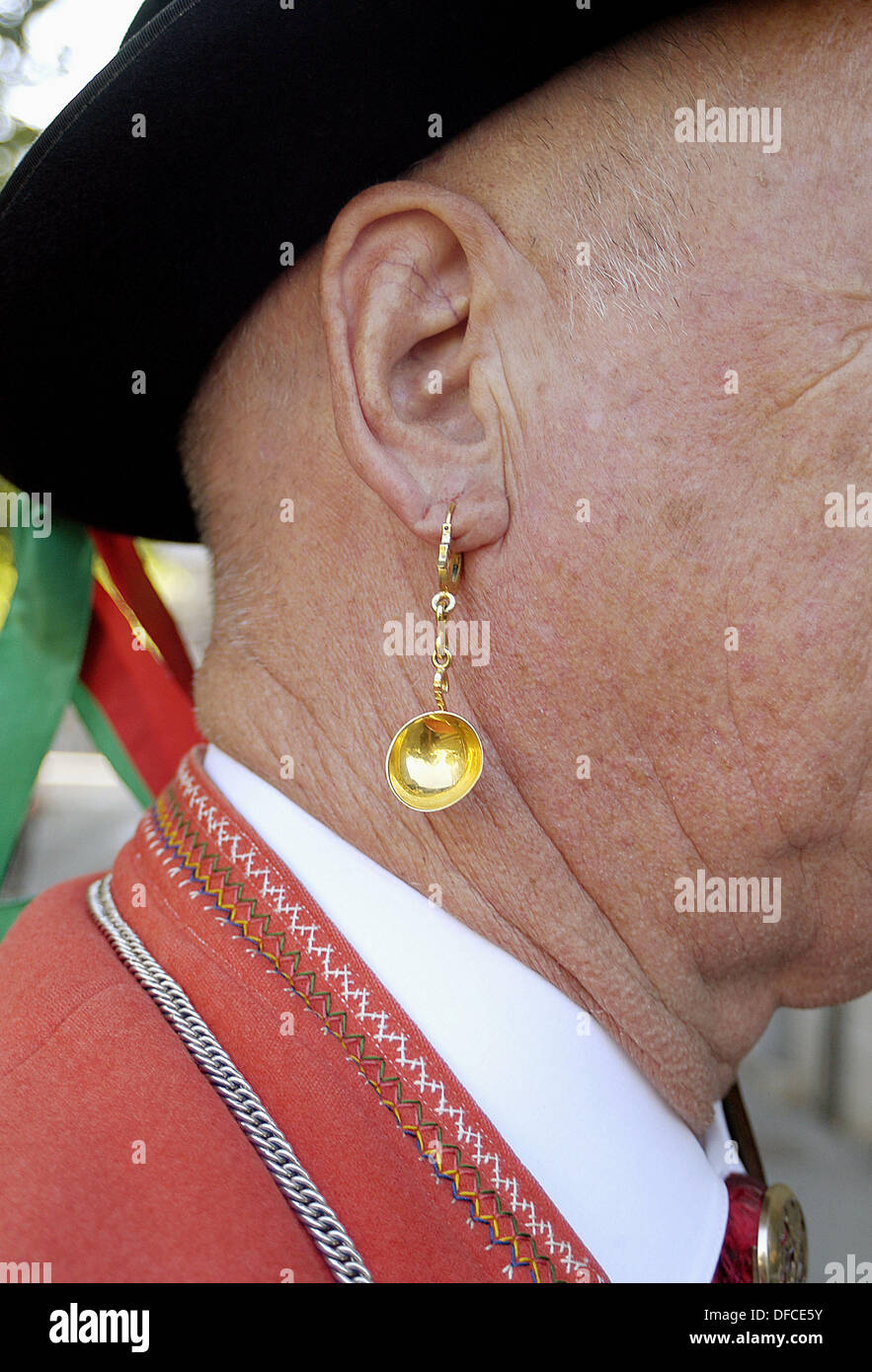 Der Ohrring Ohrschuefen die Tracht aus Appenzell Schweiz Stockfotografie -  Alamy
