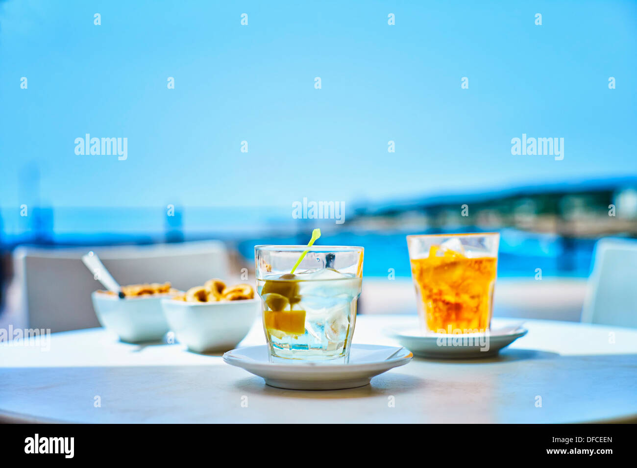 Italien, Glas Martini Bianco Getränk im Straßencafé in der Nähe von Strand Stockfoto