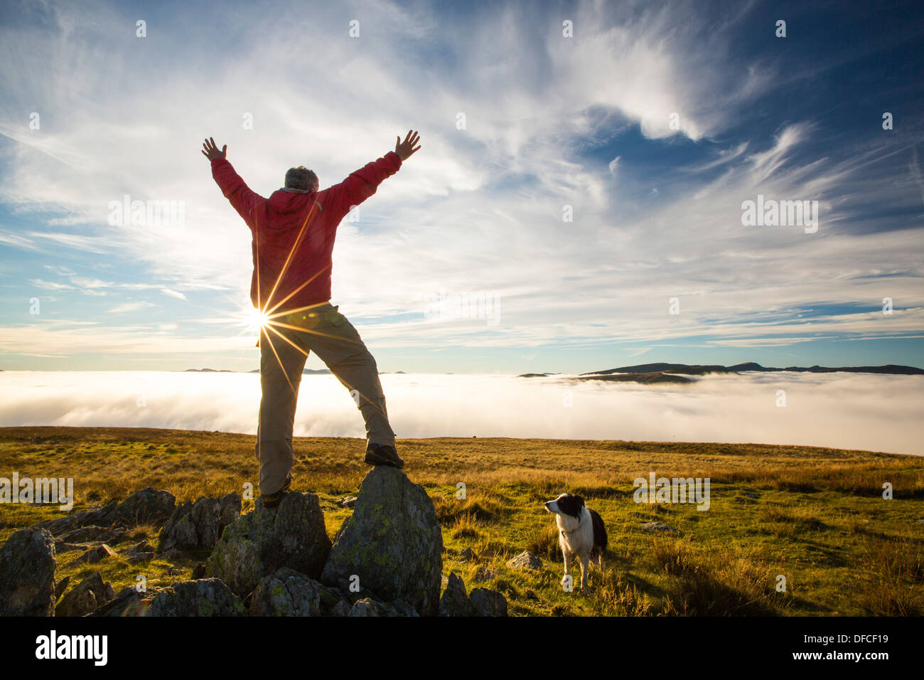 Blick nach Westen vom roten Geröllhalden in Lake District, Cumbria, England, mit Tal Cloud verursacht durch eine Temperatur-Inversion. Stockfoto